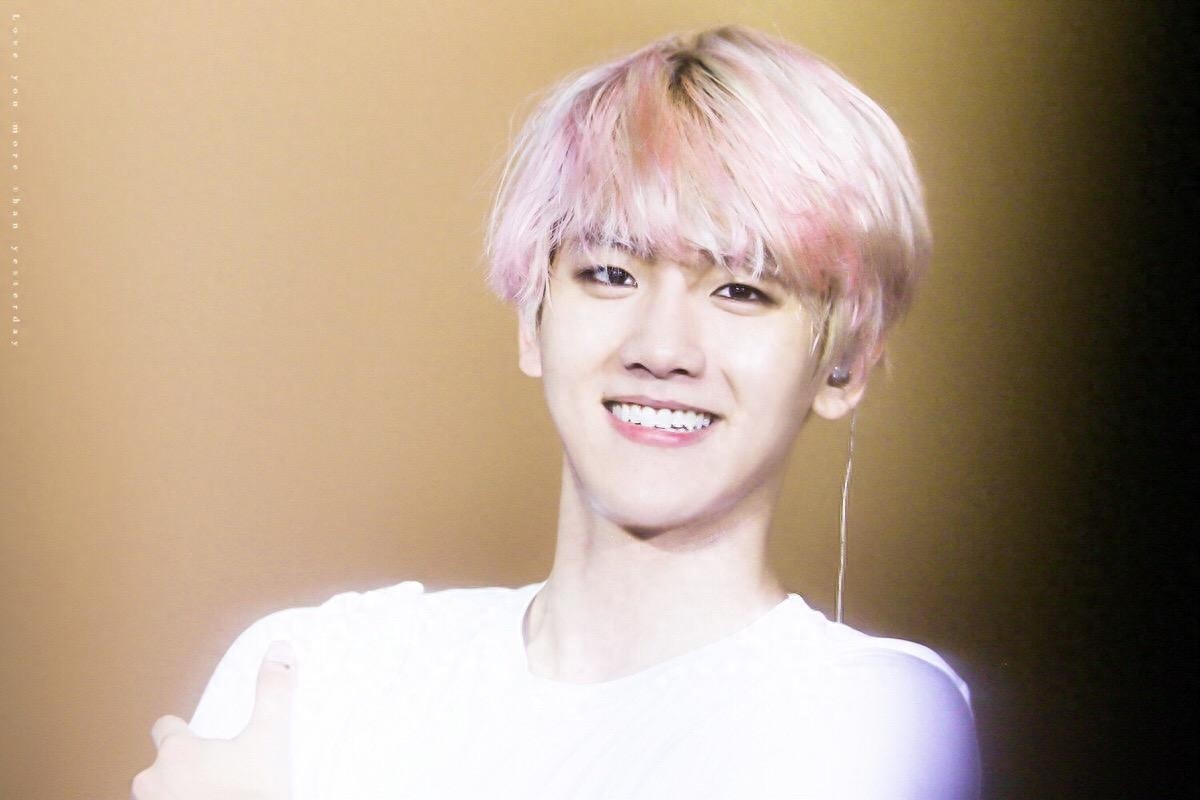 边伯贤：一个画起眼线比女生还要美，可萌可酷的爱豆