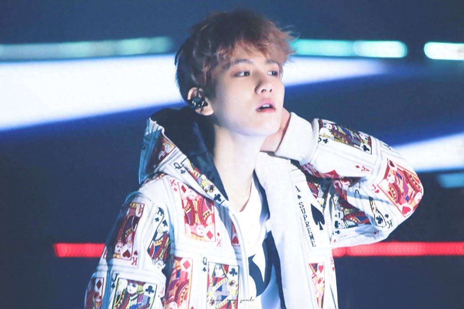 边伯贤：一个画起眼线比女生还要美，可萌可酷的爱豆