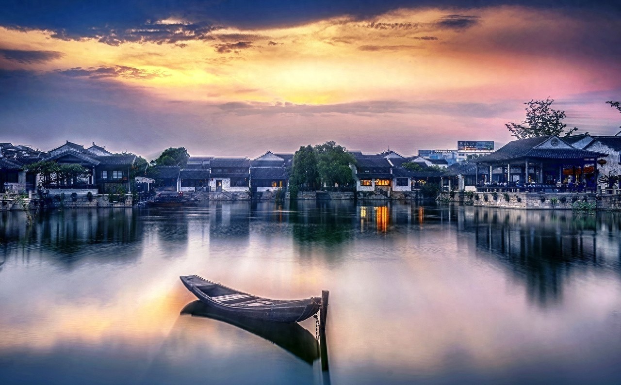 荡口古镇，距市中心25公里，地处无锡、苏州、常熟三地交界