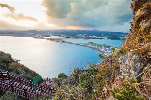 汉拿山是韩国三大名山之一，海拔高度为1950米