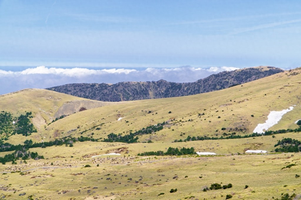 汉拿山是韩国三大名山之一，海拔高度为1950米