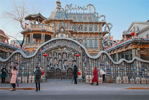 瓷房子由张连志亲自设计，被称为一座价值连城“中国古瓷博物馆”