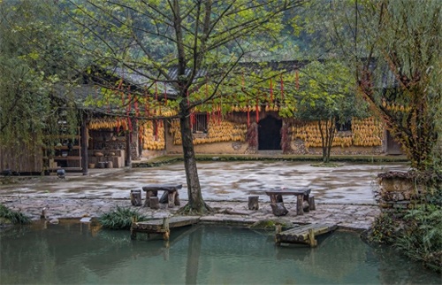 云南民族村位于云南省昆明市西南郊的滇池之畔，占地面积89公顷