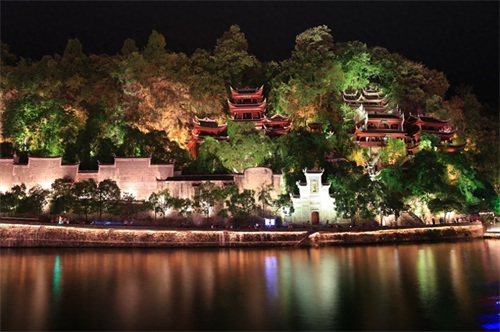 一个神奇的地下溶洞—青龙洞，像一座奇异非凡的地下宫殿