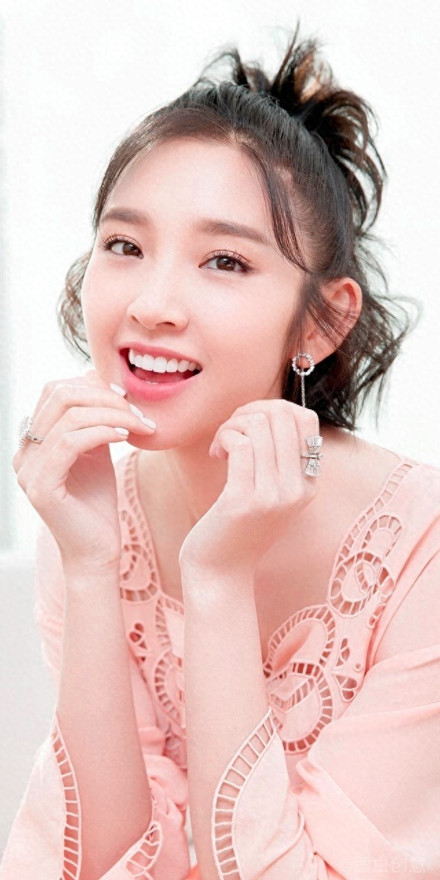 张若昀和唐艺昕的婚纱照时尚有格调，小夫妻太甜蜜了