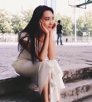 她是“校花女神”，名叫夏天，曾和孙红雷周冬雨主演《少年班》