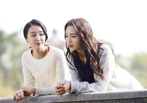 她是“校花女神”，名叫夏天，曾和孙红雷周冬雨主演《少年班》