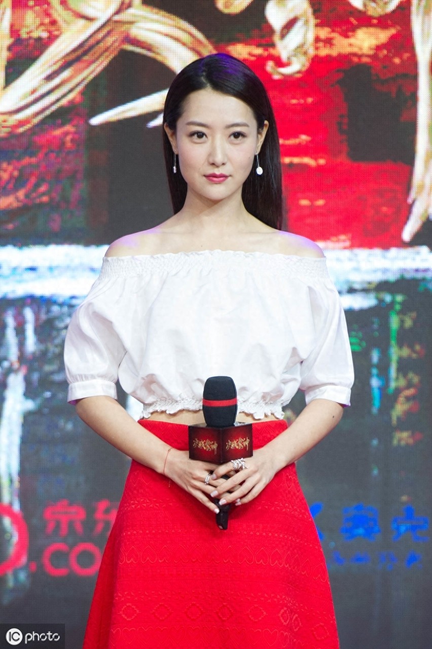 白冰身姿曼妙，总能展现出不一样的风范