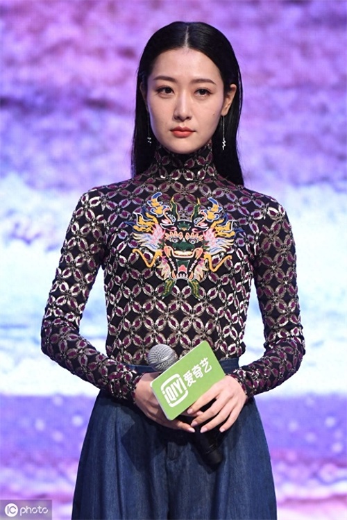 白冰身姿曼妙，总能展现出不一样的风范