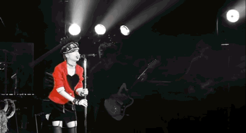 日本国宝级歌姬（失去听力10年的日本歌姬）(16)