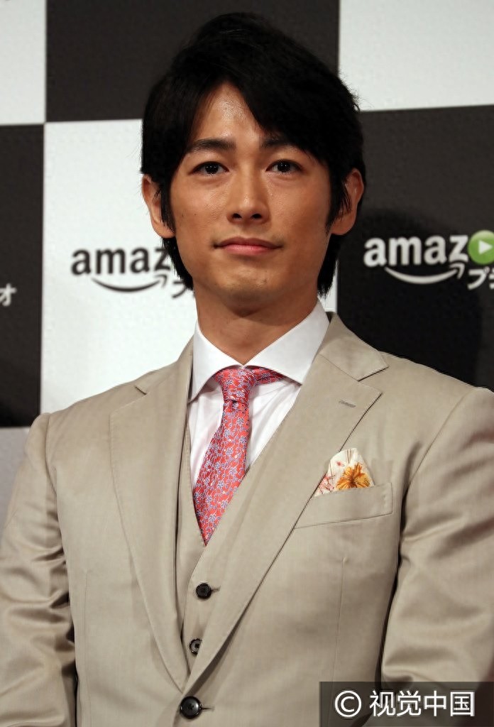 “麻辣教师”藤原纪香露肩红裙尽显优雅 池田依来沙走中国风、藤冈靛帅气