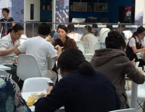 偶遇董卿央视食堂就餐，素颜热聊手舞足蹈，眼睛笑成“一条缝”