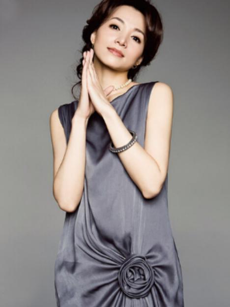 偶遇董卿央视食堂就餐，素颜热聊手舞足蹈，眼睛笑成“一条缝”