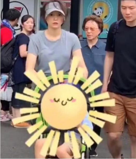 偶遇董卿央视食堂就餐，素颜热聊手舞足蹈，眼睛笑成“一条缝”