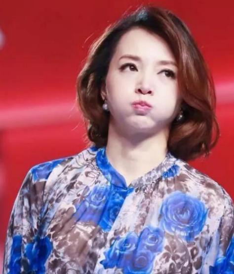 偶遇董卿央视食堂就餐，素颜热聊手舞足蹈，眼睛笑成“一条缝”