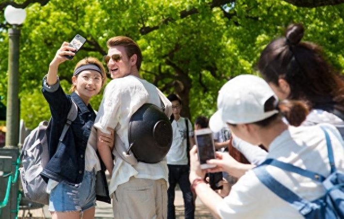 俄罗斯帅哥摆摊卖鱼香肉丝，5元一份，背着铁锅上街和人交流美食