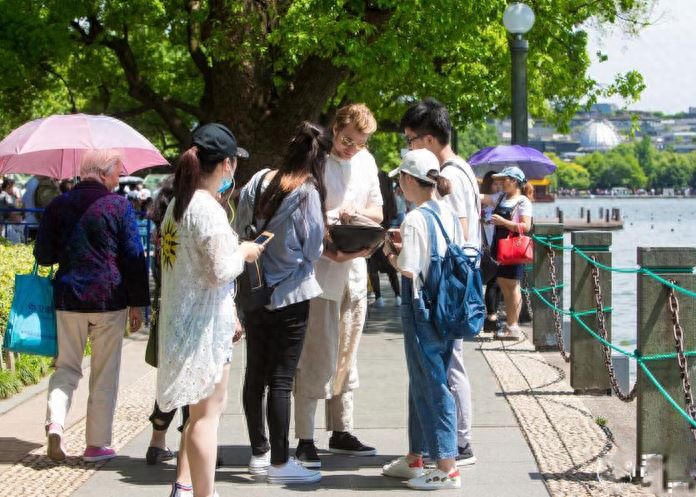 俄罗斯帅哥摆摊卖鱼香肉丝，5元一份，背着铁锅上街和人交流美食