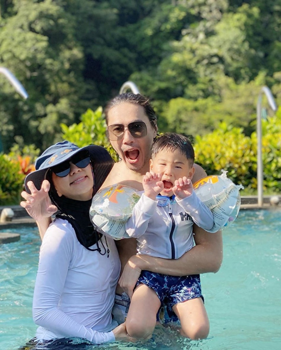 Ella七夕晒全家出游照，一家三口相拥对镜大笑温馨有爱