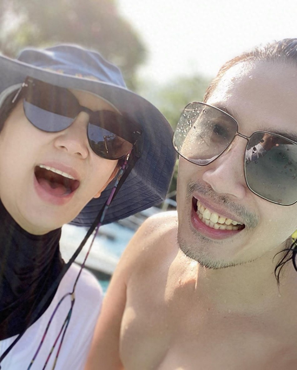 Ella七夕晒全家出游照，一家三口相拥对镜大笑温馨有爱