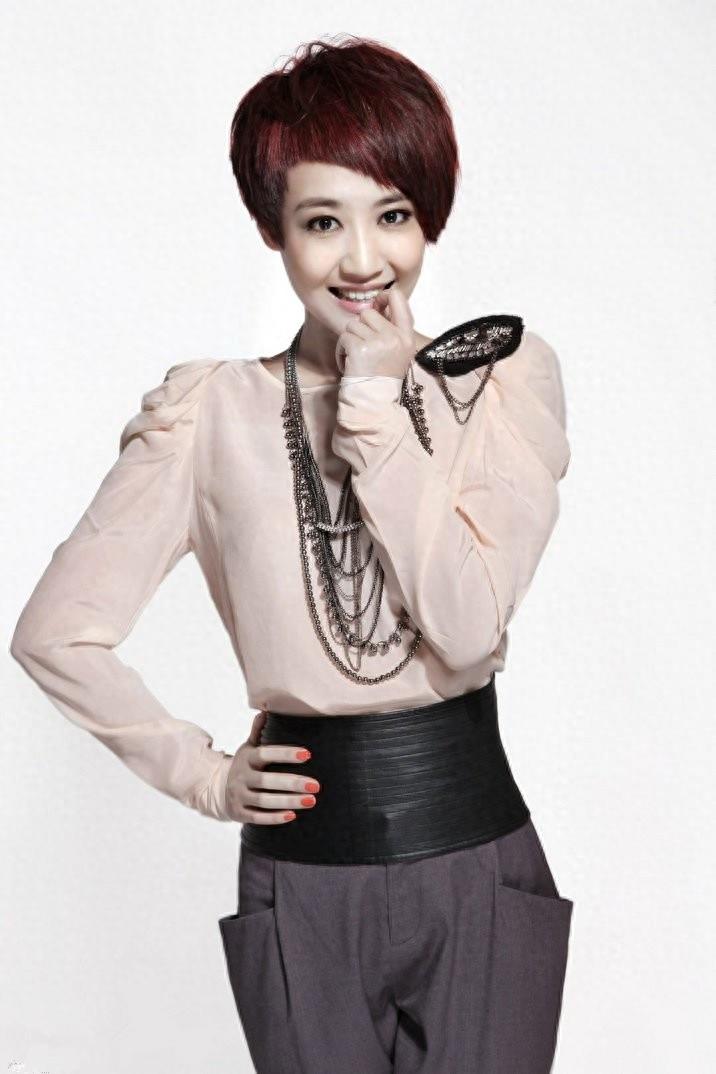 左岩，1985年8月23日出生于黑龙江双鸭山，中国内地主持人、演员