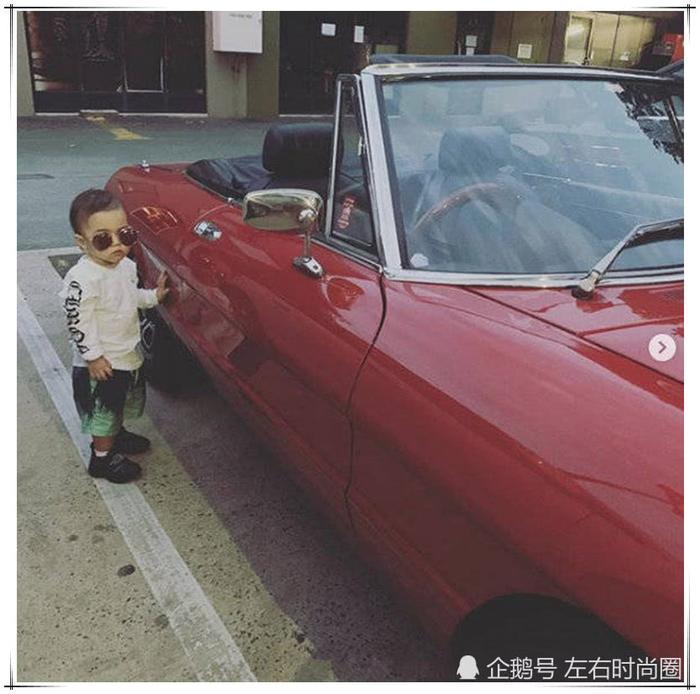 小周周正面照,嘴巴像极了周杰伦,网友墨镜下是大眼还是小眼