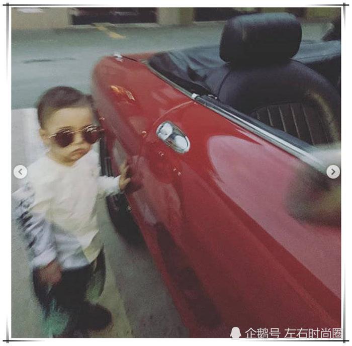 小周周正面照,嘴巴像极了周杰伦,网友墨镜下是大眼还是小眼