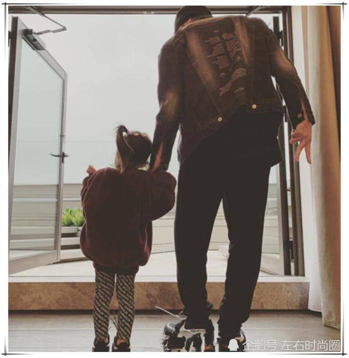 小周周正面照,嘴巴像极了周杰伦,网友墨镜下是大眼还是小眼