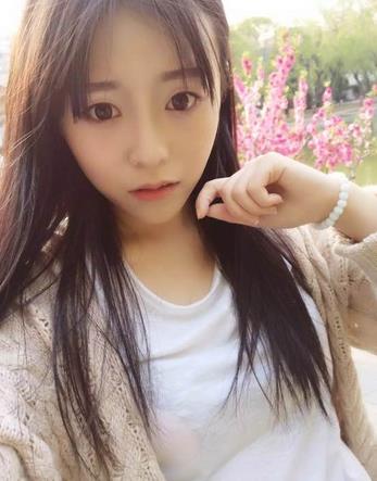 歌手格子兮日常生活照片，喜欢逛街，喜欢美拍