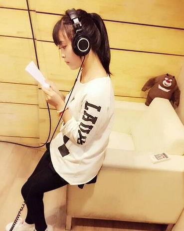 歌手格子兮日常生活照片，喜欢逛街，喜欢美拍