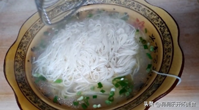 最适合懒人做的一道快手热汤面，10分钟搞定早餐，先收藏了
