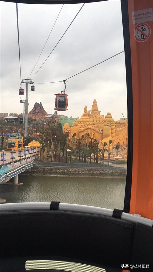 父女同游上海海昌海洋公园