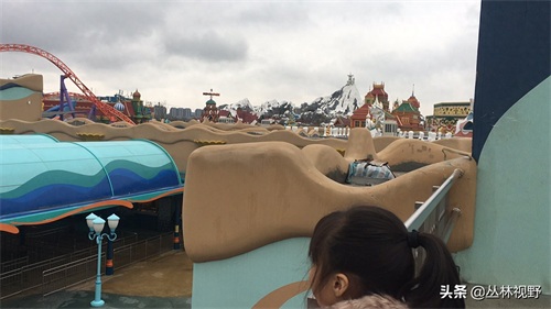 父女同游上海海昌海洋公园