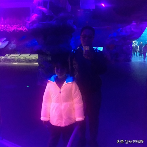 父女同游上海海昌海洋公园