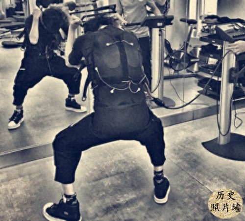 一组李小龙训练旧照，告诉你他为什么这么厉害！图九正在电击训练