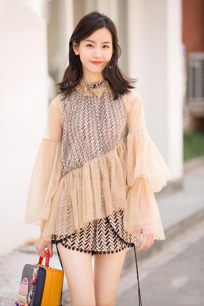 街拍：夏季仙气飘逸的薄纱裙，挡不住满屏荷尔蒙