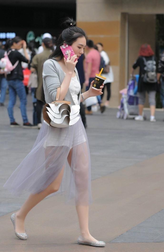 街拍：夏季仙气飘逸的薄纱裙，挡不住满屏荷尔蒙