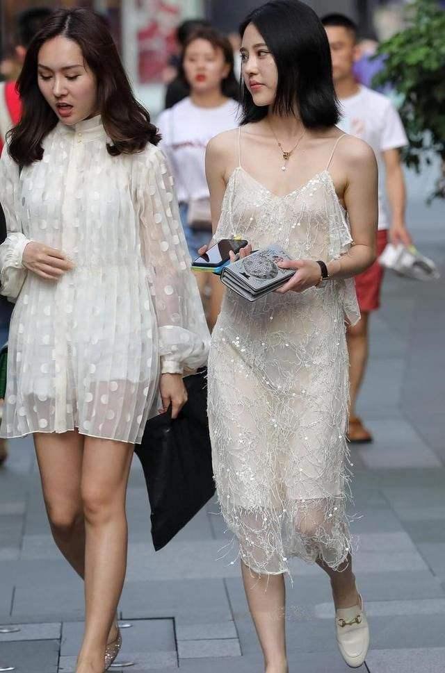 街拍：夏季仙气飘逸的薄纱裙，挡不住满屏荷尔蒙