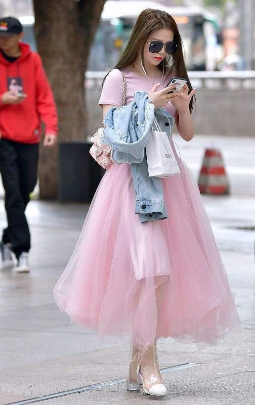 街拍：夏季仙气飘逸的薄纱裙，挡不住满屏荷尔蒙