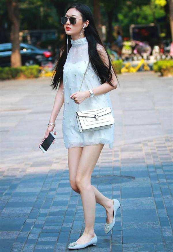 街拍：夏季仙气飘逸的薄纱裙，挡不住满屏荷尔蒙