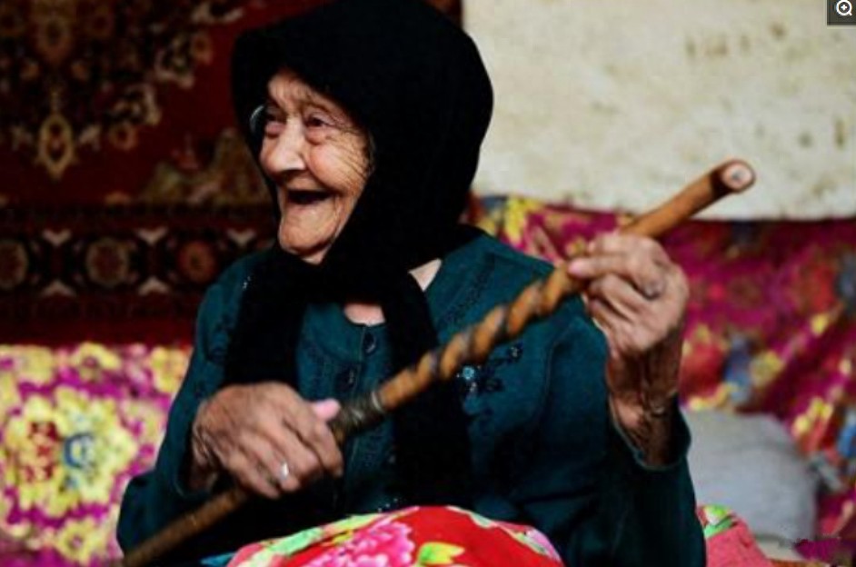 中国最长寿老人,生于光绪年间六世同堂,像个老小孩还爱唱情歌