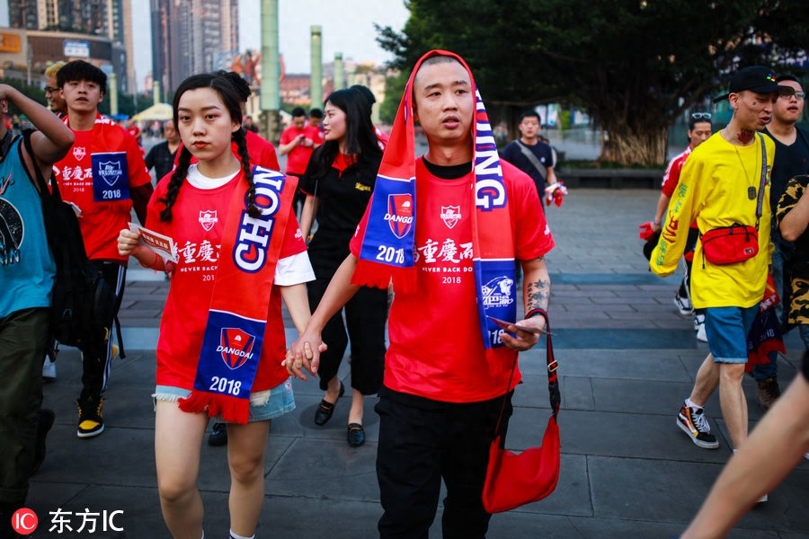 GAI牵手爱妻披重庆斯威围巾 携说唱团体GOSH观战中超