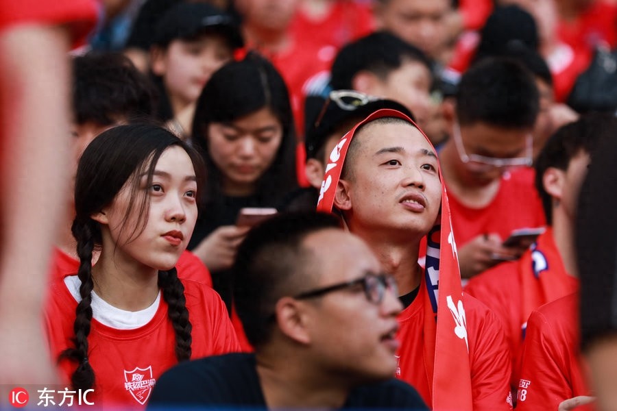 GAI牵手爱妻披重庆斯威围巾 携说唱团体GOSH观战中超