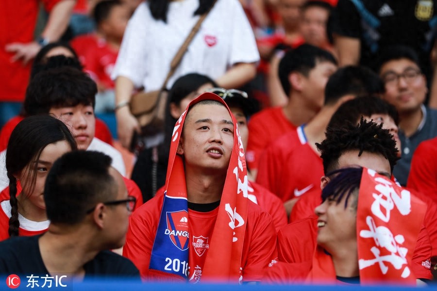 GAI牵手爱妻披重庆斯威围巾 携说唱团体GOSH观战中超