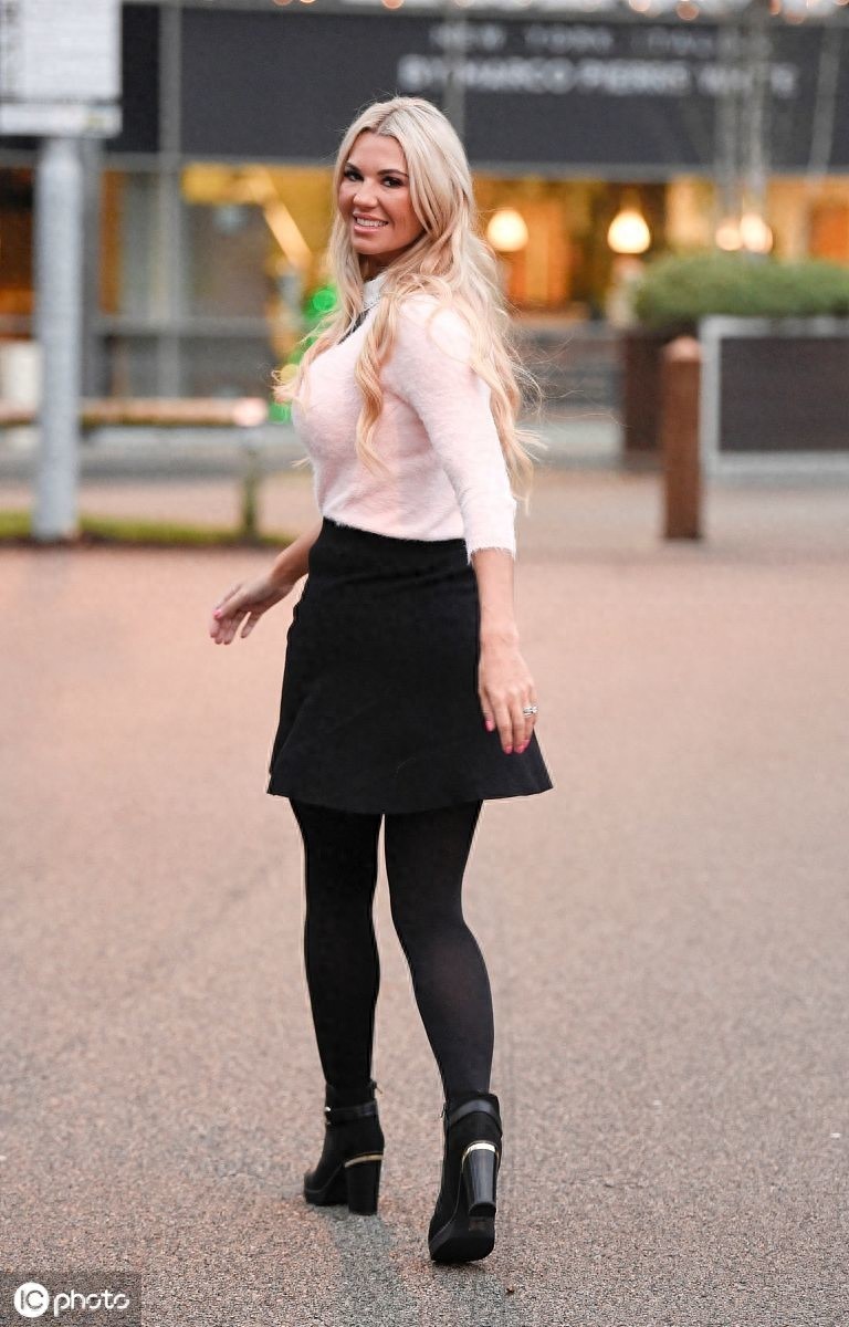 真人芭比娃娃！克里斯汀前凸后翘身材一绝，对镜微笑甜skr人