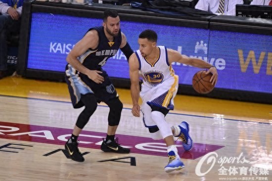 73胜!!!勇士破20年纪录 库里砍46分三分破400