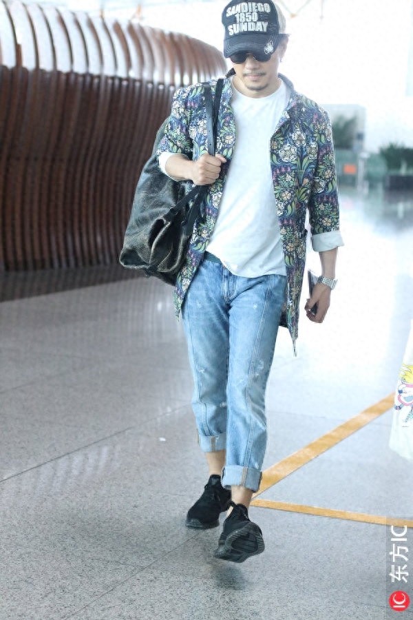 50岁赵立新花衬衫骚气十足，声音苏演技赞，墨镜遮面撞脸张嘉译