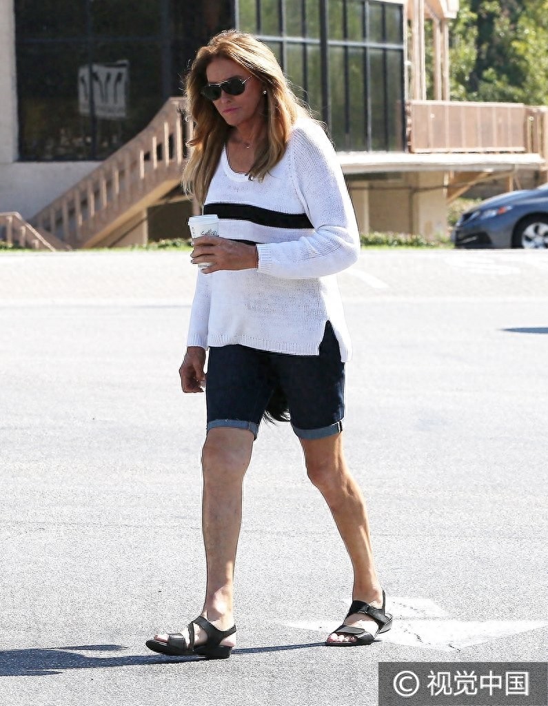 卡戴珊变性老爸凯特琳街头疾行 黑白条纹T恤胸部傲人发型蓬乱