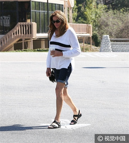 卡戴珊变性老爸凯特琳街头疾行 黑白条纹T恤胸部傲人发型蓬乱